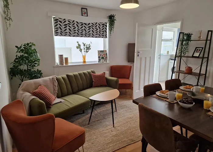The Firs - 3 Bed Bungalow With Parking