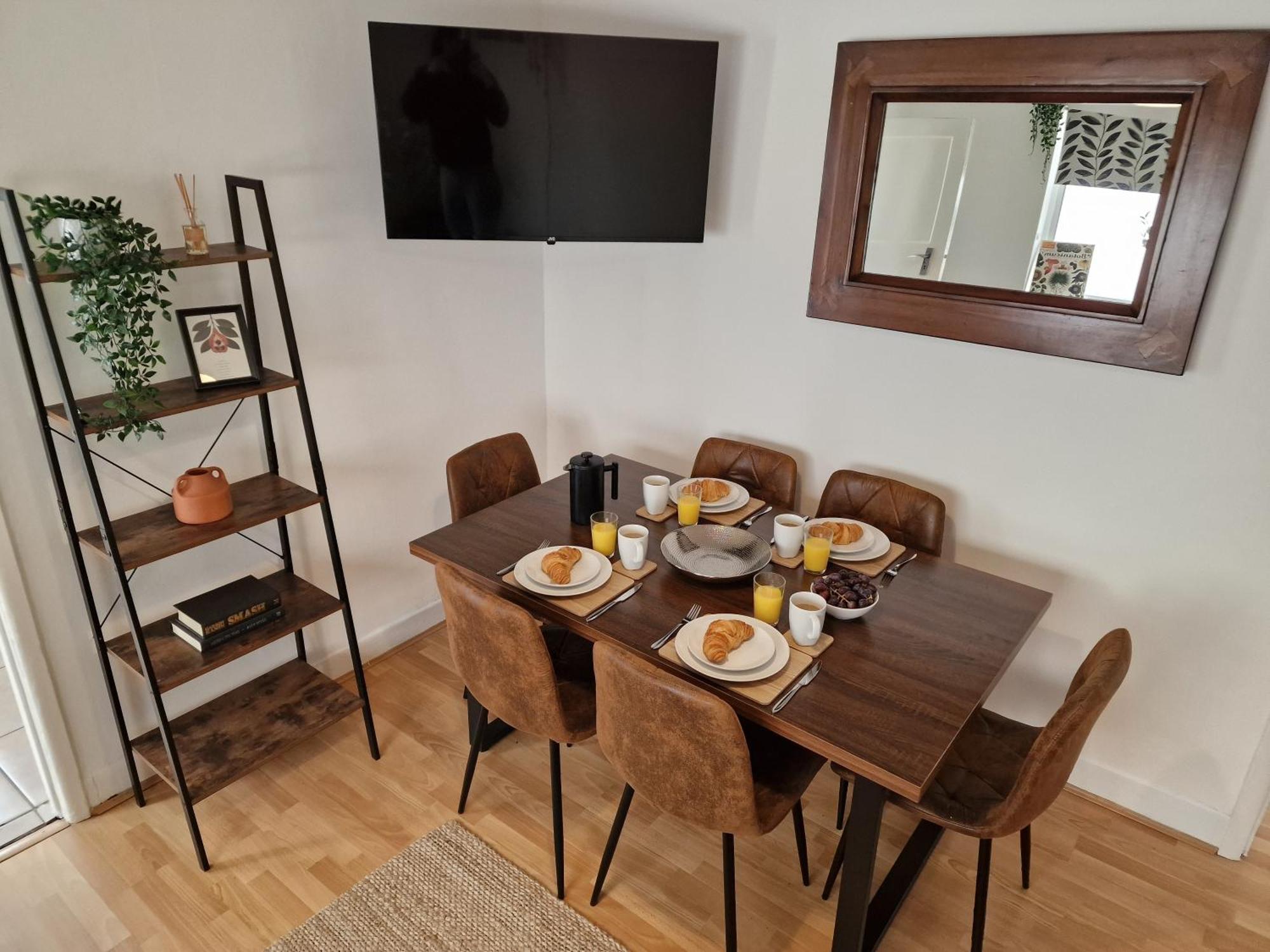 The Firs - 3 Bed With Parking