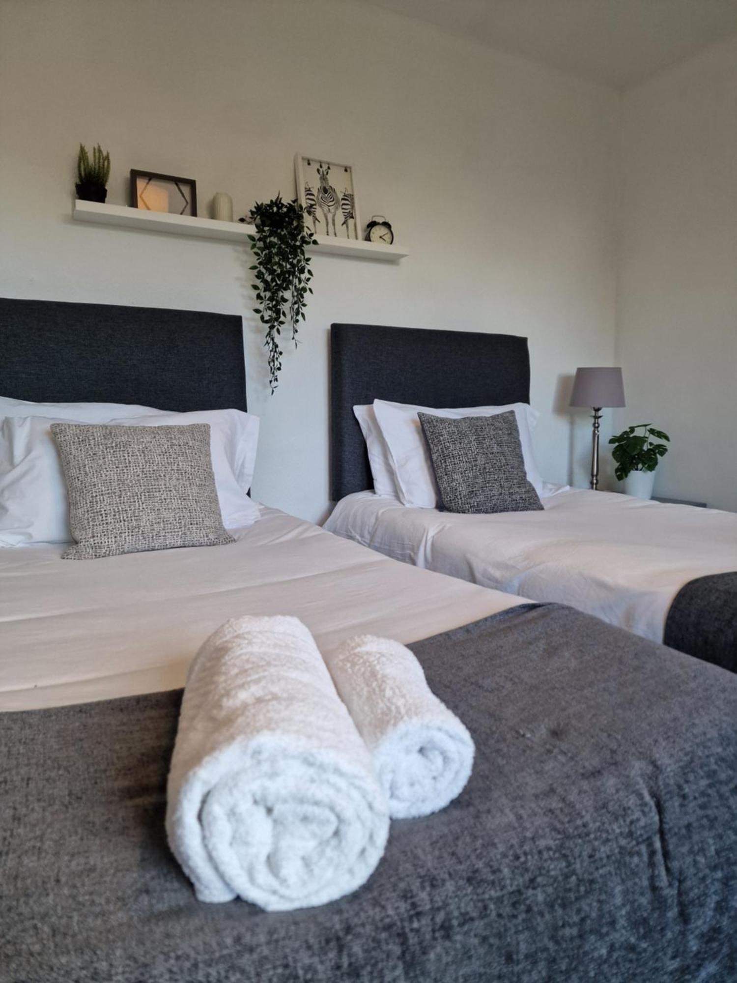 The Firs - 3 Bed With Parking *